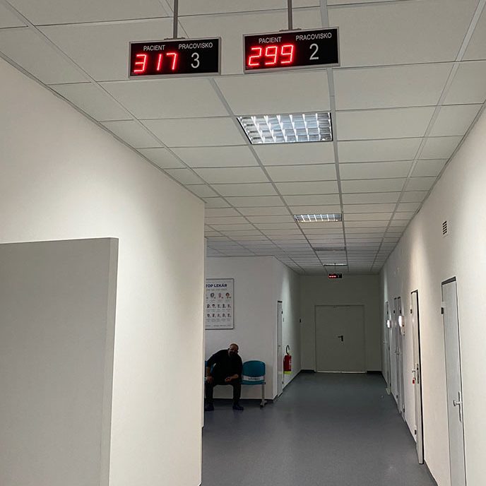 sonsat referencia - vyvolávací systém v čakárni nemocnice